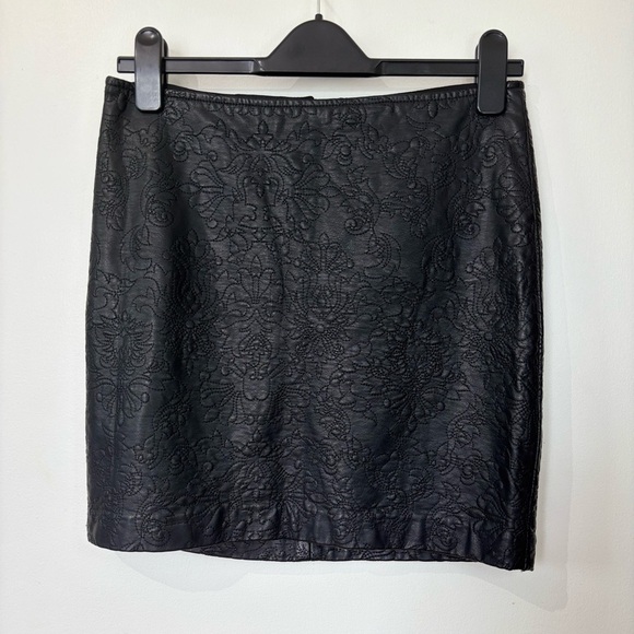 ✨Dynamite Faux Leather Floral Mini Skirt - Size M - Picture 1 of 6